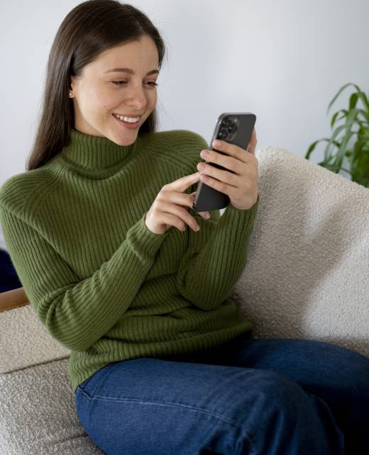 mujer-hablando-por-su-telefono-inteligente-con-la-funcion-de-manos-libres